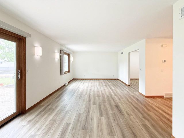 512 Old Indian Trail, Deforest, WI 53532