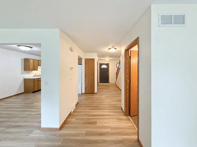 512 Old Indian Trail, Deforest, WI 53532