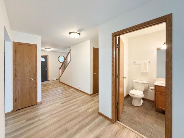 512 Old Indian Trail, Deforest, WI 53532