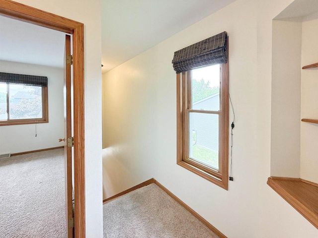 512 Old Indian Trail, Deforest, WI 53532