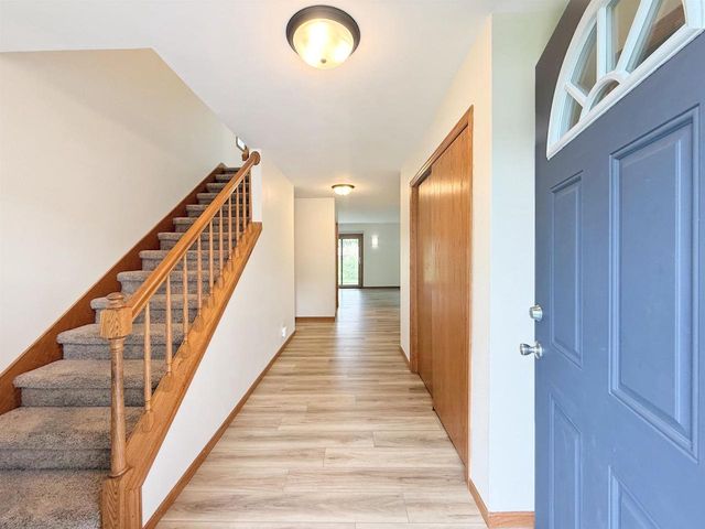 512 Old Indian Trail, Deforest, WI 53532