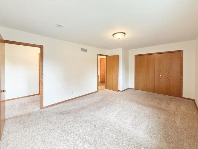 512 Old Indian Trail, Deforest, WI 53532