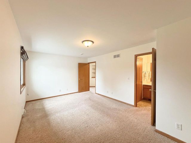 512 Old Indian Trail, Deforest, WI 53532