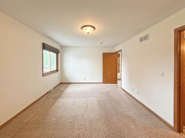 512 Old Indian Trail, Deforest, WI 53532