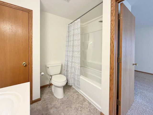 512 Old Indian Trail, Deforest, WI 53532