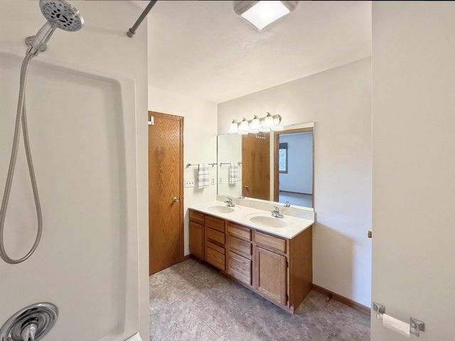 512 Old Indian Trail, Deforest, WI 53532
