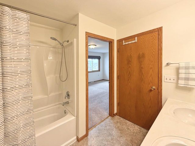 512 Old Indian Trail, Deforest, WI 53532