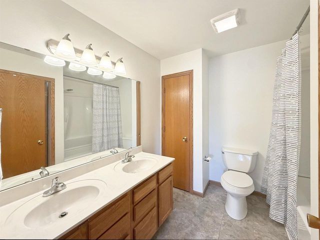 512 Old Indian Trail, Deforest, WI 53532