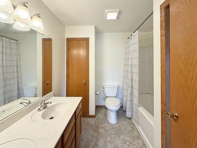 512 Old Indian Trail, Deforest, WI 53532