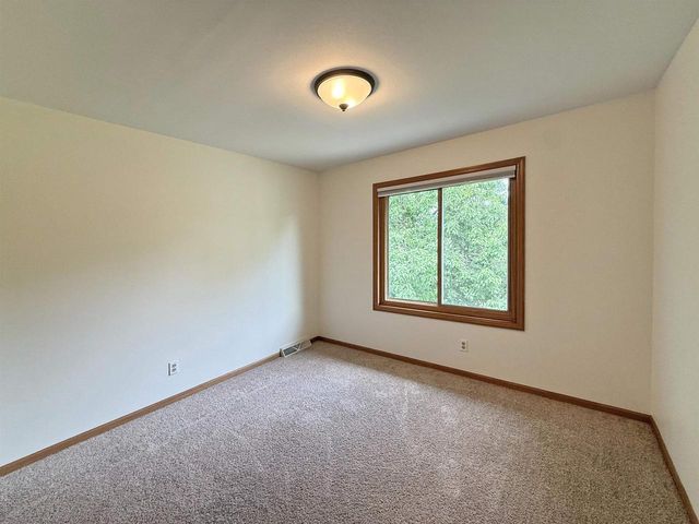 512 Old Indian Trail, Deforest, WI 53532