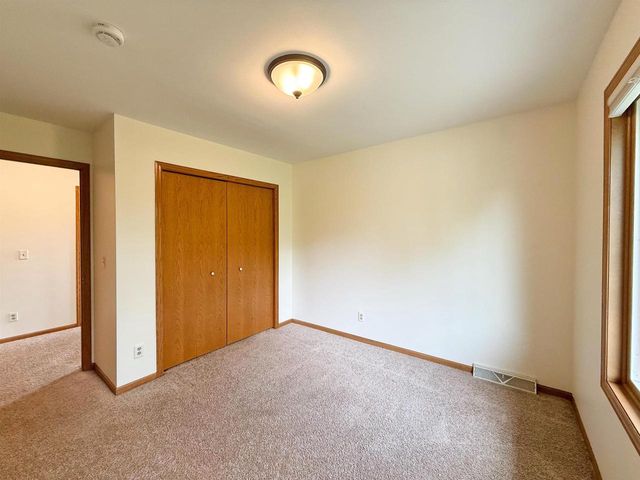 512 Old Indian Trail, Deforest, WI 53532