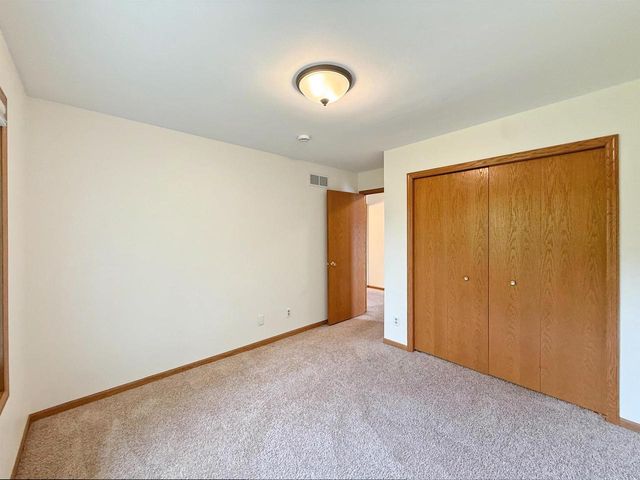 512 Old Indian Trail, Deforest, WI 53532