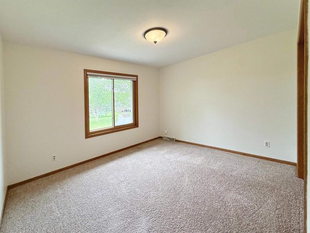 512 Old Indian Trail, Deforest, WI 53532
