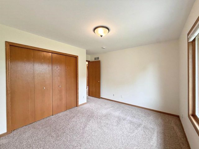 512 Old Indian Trail, Deforest, WI 53532