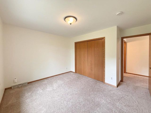 512 Old Indian Trail, Deforest, WI 53532
