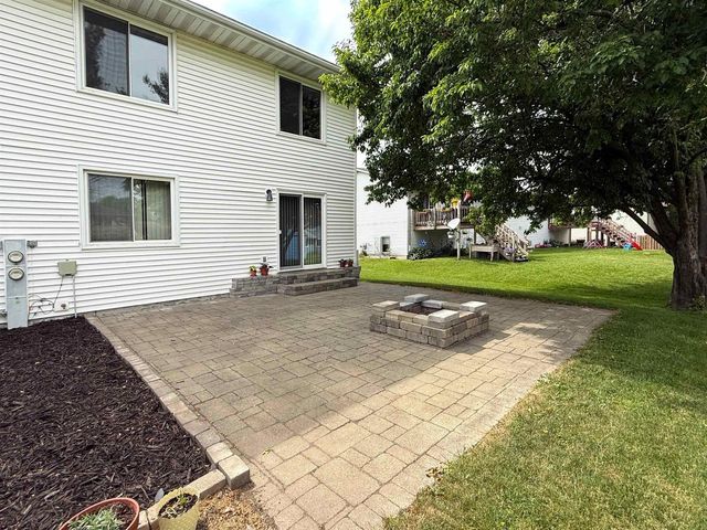 512 Old Indian Trail, Deforest, WI 53532