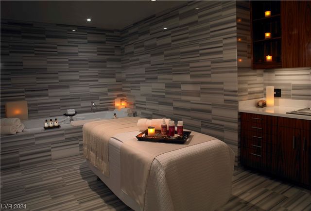 2000 North Fashion Show Drive 1906, Las Vegas, NV 89109