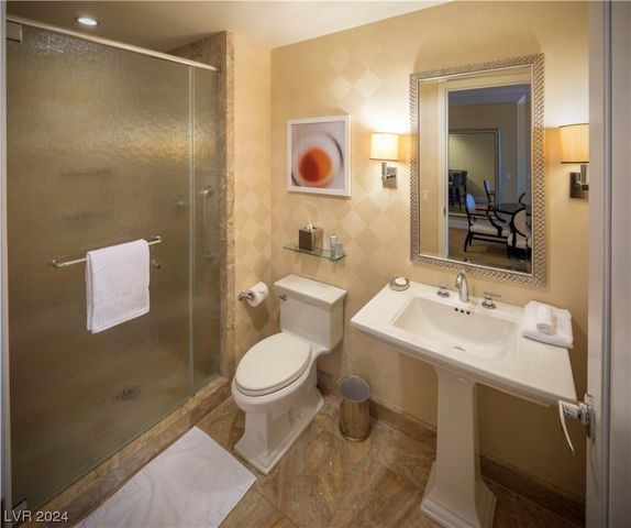 2000 North Fashion Show Drive 1906, Las Vegas, NV 89109