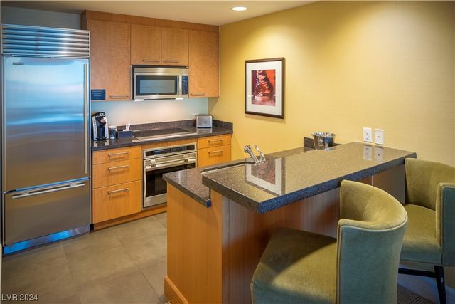 2000 North Fashion Show Drive 1906, Las Vegas, NV 89109