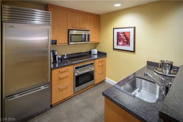 2000 North Fashion Show Drive 1906, Las Vegas, NV 89109