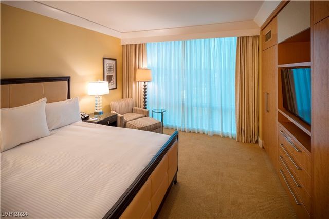 2000 North Fashion Show Drive 1906, Las Vegas, NV 89109