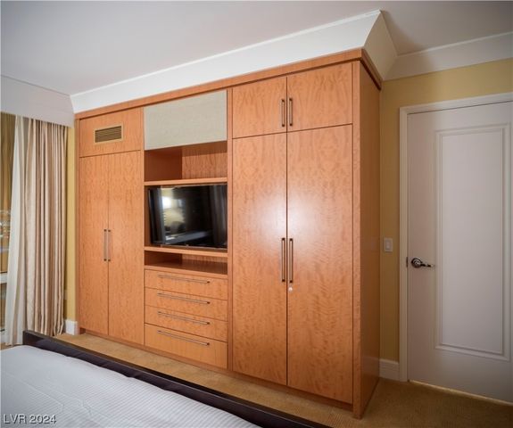 2000 North Fashion Show Drive 1906, Las Vegas, NV 89109