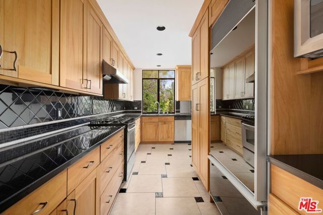 1121 La Collina Drive, Beverly Hills, CA 90210