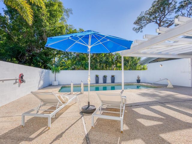 820 WHITFIELD AVENUE, Sarasota, FL 34243