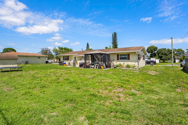 1675 E Breezy Lane, West Palm Beach, FL 33417
