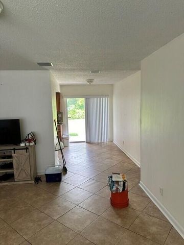 1675 E Breezy Lane, West Palm Beach, FL 33417