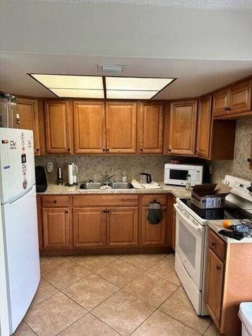1675 E Breezy Lane, West Palm Beach, FL 33417