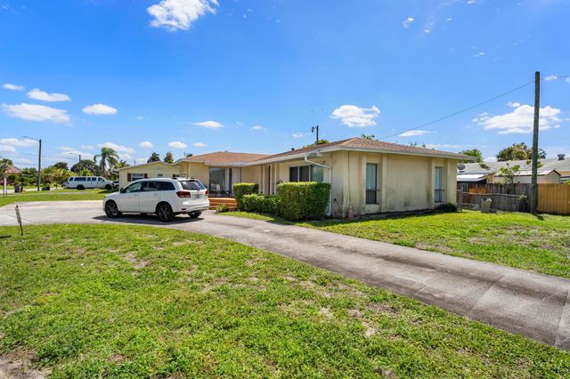 1675 E Breezy Lane, West Palm Beach, FL 33417