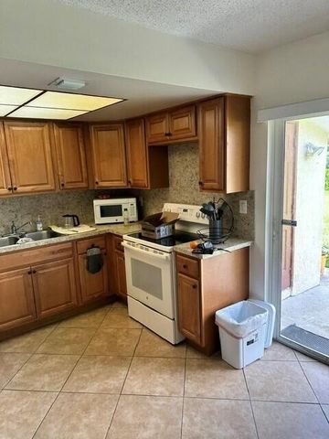 1675 E Breezy Lane, West Palm Beach, FL 33417