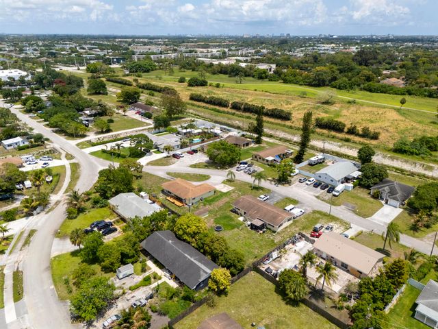 1675 E Breezy Lane, West Palm Beach, FL 33417