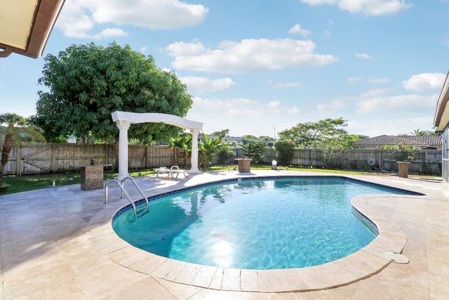 10868 Larch Court, Palm Beach Gardens, FL 33418