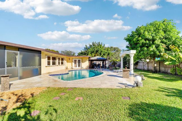 10868 Larch Court, Palm Beach Gardens, FL 33418