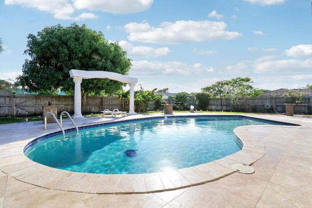 10868 Larch Court, Palm Beach Gardens, FL 33418