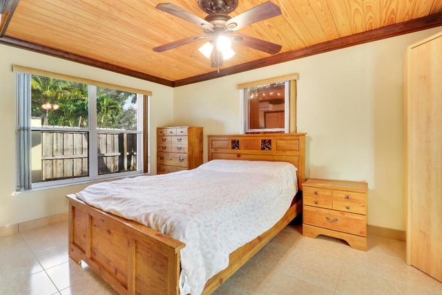 10868 Larch Court, Palm Beach Gardens, FL 33418