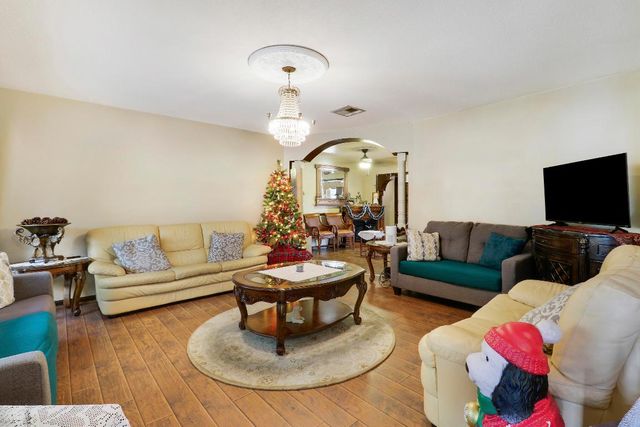 10868 Larch Court, Palm Beach Gardens, FL 33418