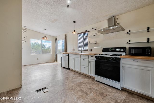 10730 W Mars Road, Tucson, AZ 85743