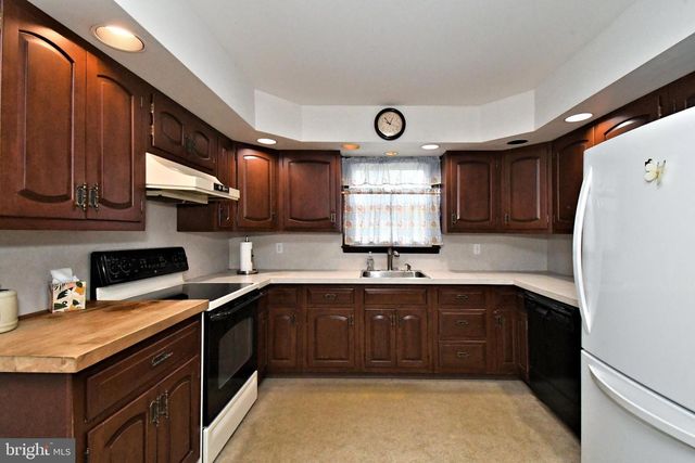 836 N CEDAR RD, Jenkintown, PA 19046