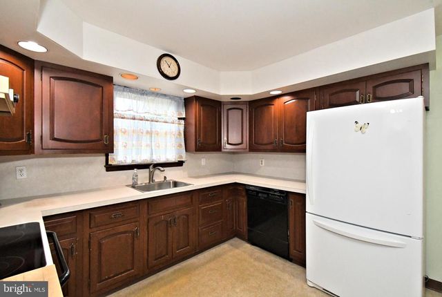 836 N CEDAR RD, Jenkintown, PA 19046