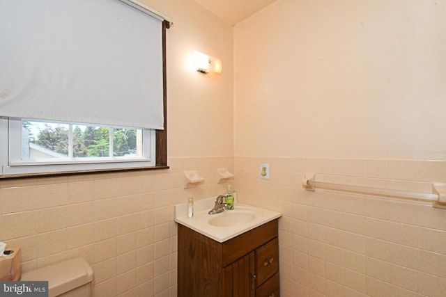836 N CEDAR RD, Jenkintown, PA 19046