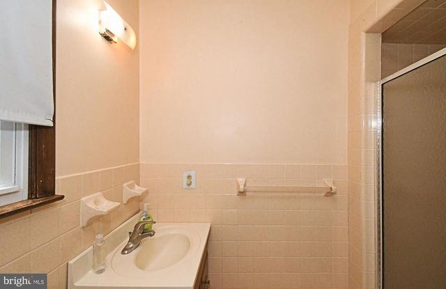 836 N CEDAR RD, Jenkintown, PA 19046