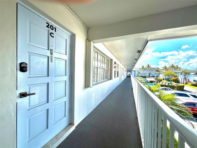 4111 NE 21st Way 201, Lighthouse Point, FL 33064