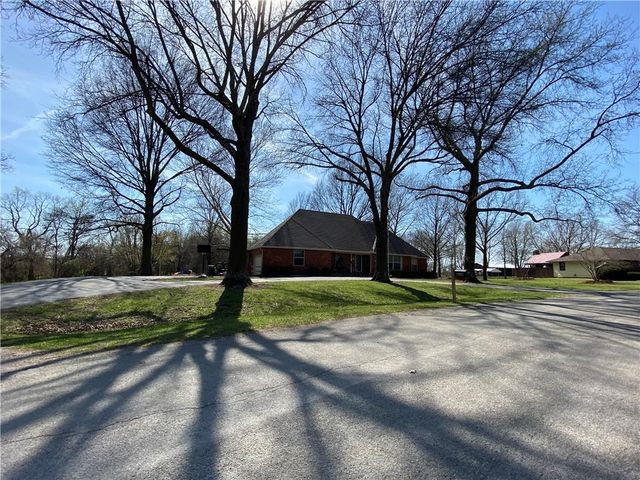 11 Skyline Drive, Adrian, MO 64720