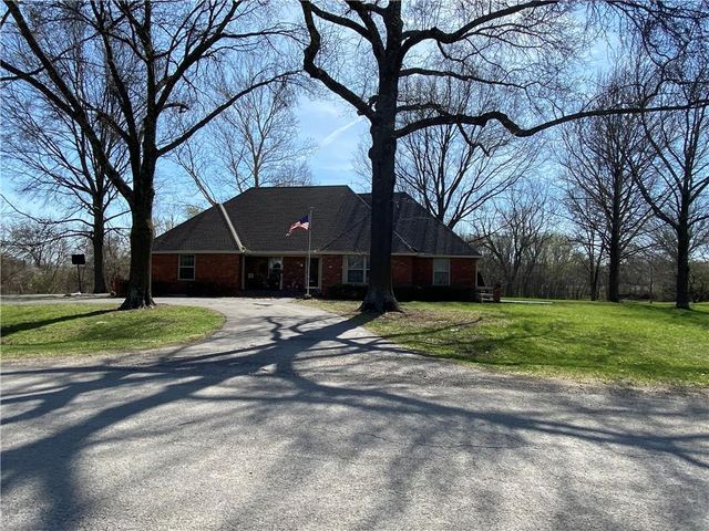11 Skyline Drive, Adrian, MO 64720