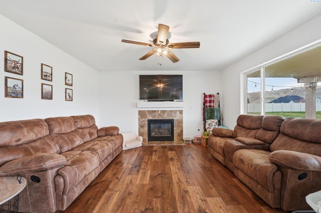 98901 E Brooklyn Dr, Kennewick, WA 99338