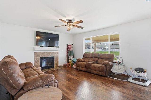 98901 E Brooklyn Dr, Kennewick, WA 99338