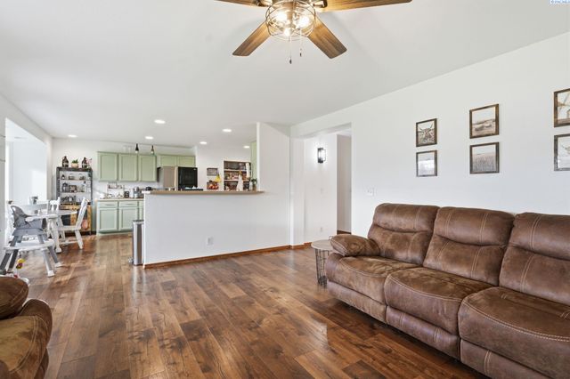 98901 E Brooklyn Dr, Kennewick, WA 99338